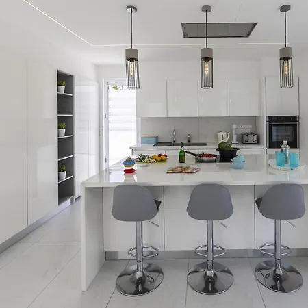 Imagine Your Family Renting This Luxury Contemporary Style In Protaras, 1487 别墅